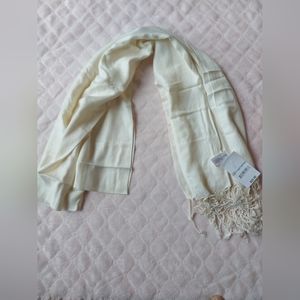 Nwt Ivory womens Scarf